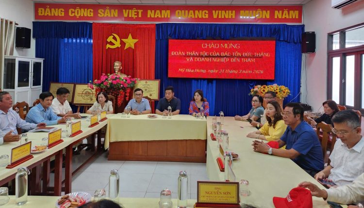 Đoàn Doanh nhân Sài Gòn và Hội đồng họ Mai: Kết nối nội lực, lan tỏa nghĩa tình tại xã Mỹ Hoà Hưng (An Giang)