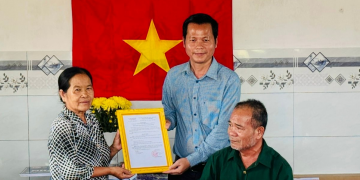 Hội CCB xã Hoà Khánh: Bàn giao 1 căn nhà và trao 50 phần quà 