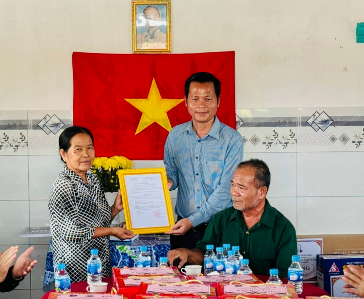 Hội CCB xã Hoà Khánh: Bàn giao 1 căn nhà và trao 50 phần quà 