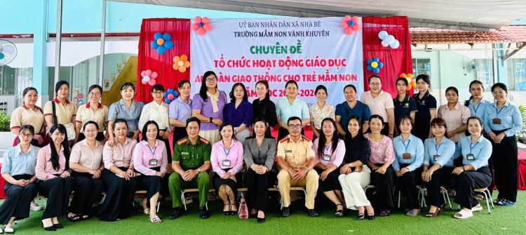 Trạm CSGT Đa Phước phối hợp với công an xã Nhà Bè tổ chức tuyên truyền an toàn giao thông cho 89 giáo viên mầm non, 210  trẻ em tại xã Nhà Bè