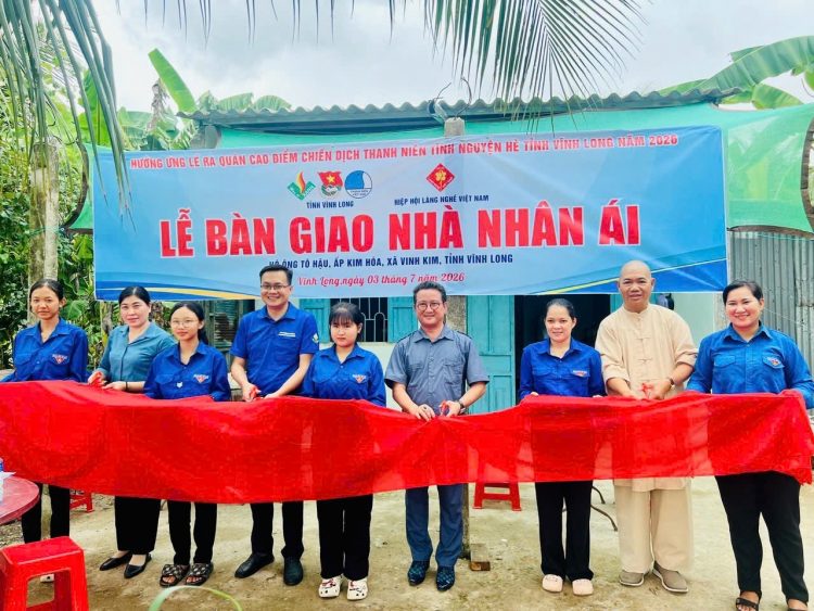 Hiệp hội Làng nghề Việt Nam phối hợp Tỉnh Đoàn Vĩnh Long bàn giao nhà “nhân ái” tại ấp Kim Hoà, xã Vinh Kim