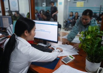 Cán bộ xã nhận trợ cấp tinh giản biên chế có được làm việc tiếp trong khu vực công?