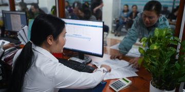 Cán bộ xã nhận trợ cấp tinh giản biên chế có được làm việc tiếp trong khu vực công?