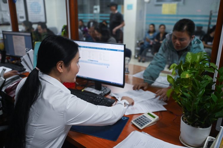 Cán bộ xã nhận trợ cấp tinh giản biên chế có được làm việc tiếp trong khu vực công?